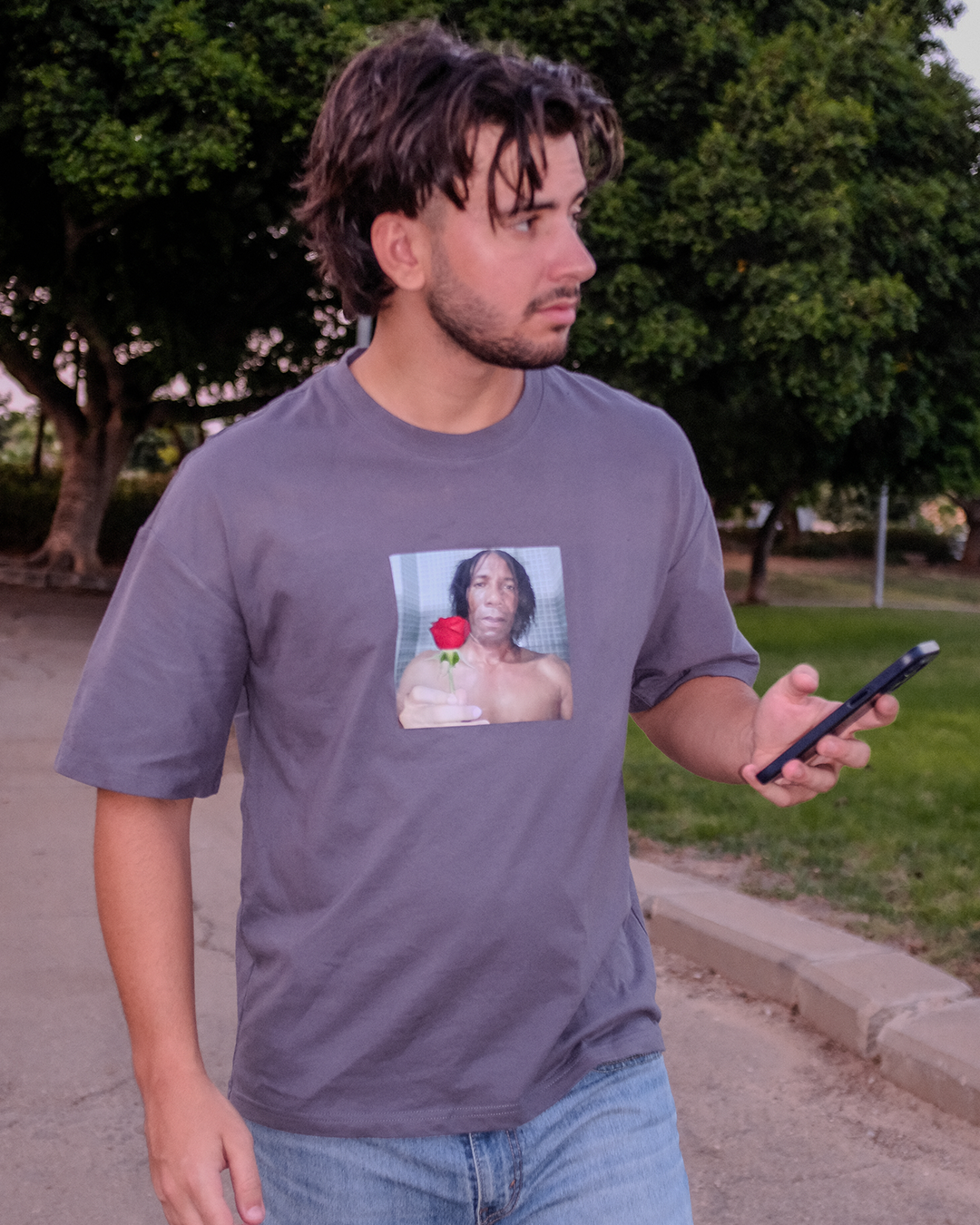 חולצה אוברסייז עם הדפס ורד לאישה